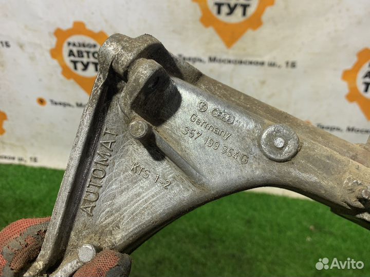 Кронштейн задней подушки Volkswagen Passat B3 9A