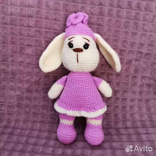 Вязаная игрушка Зайка