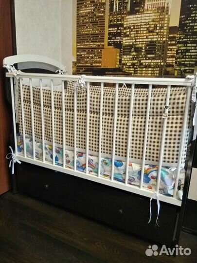 Детская кроватка с маятником и ящиком