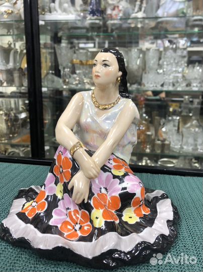 Фарфоровая статуэтка Цыганка Дулево