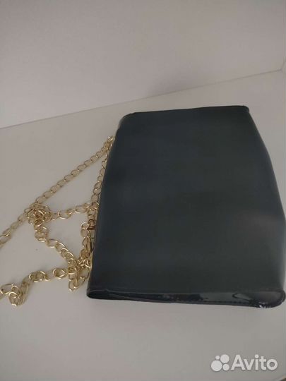 Сумка на плечо с цепочкой и текстовым принтом