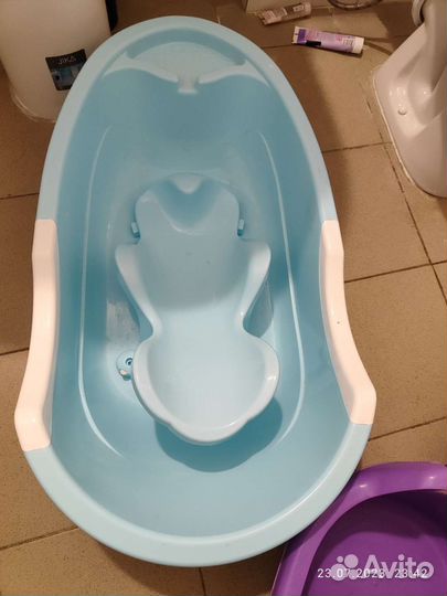 Детская ванночка и большой тазик для одежды