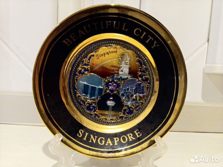 Металлические тарелки на подставке