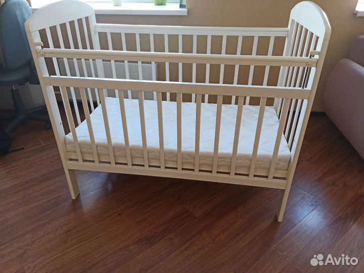 Детская кроватка с маятником