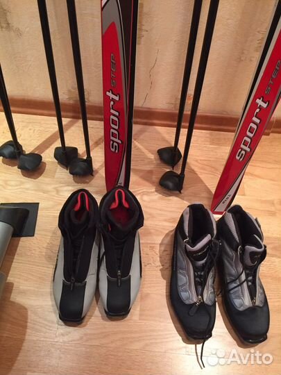 Беговые лыжи с ботинками и лыж. Палками