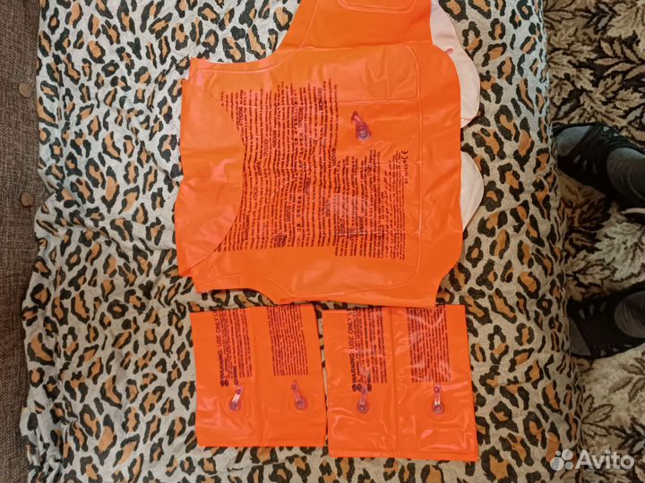 Жилет и нарукавники для плавания