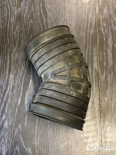 Патрубок воздуховода Audi A8 D2 3.3 TDI 057129627A