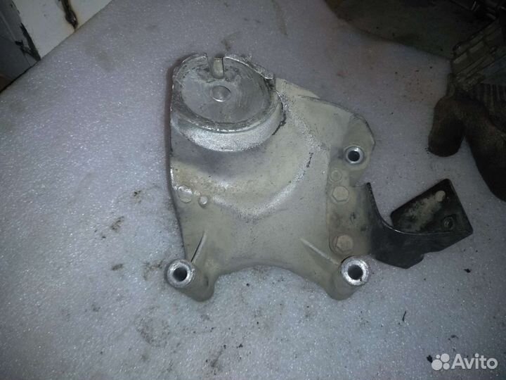 Кронштейн R двигателя VW Touareg 2002-2010г