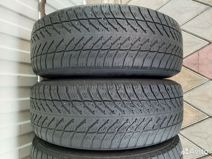 Goodyear UltraGrip 215/65 R16 98T