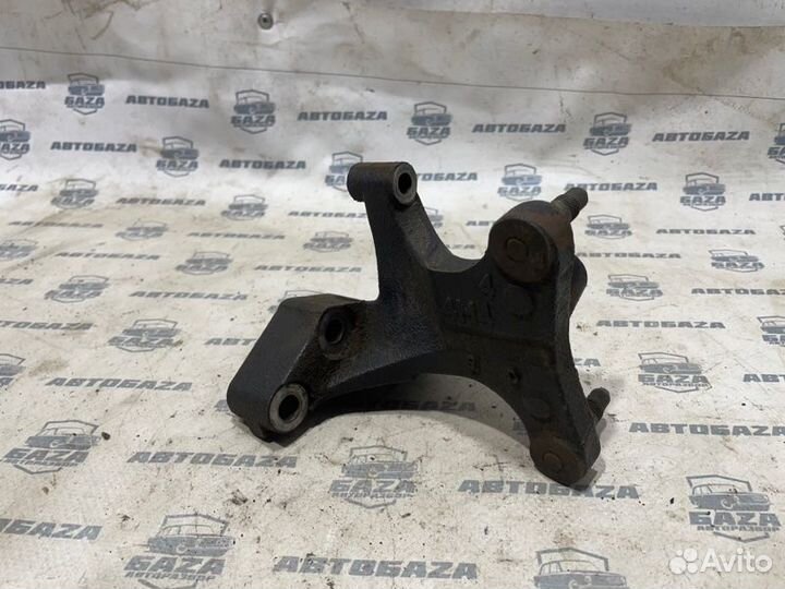 Кронштейн опоры двигателя Nissan Sunny B15