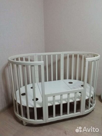 Детская кроватка с маятником круглая