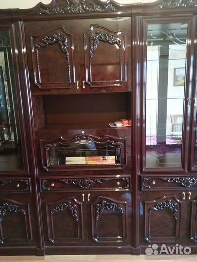 Сборщик мебели с инструментами и опытом работы