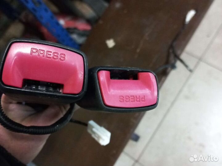 Ответная часть ремня безопасности передняя auris 1