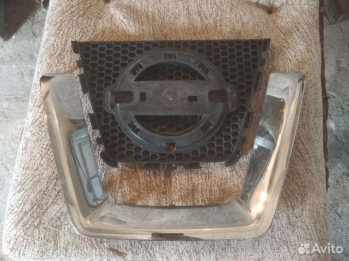 Накладка ветровика на решетку бампера nissan j10