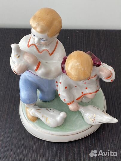 Фарфоровая статуэтка 