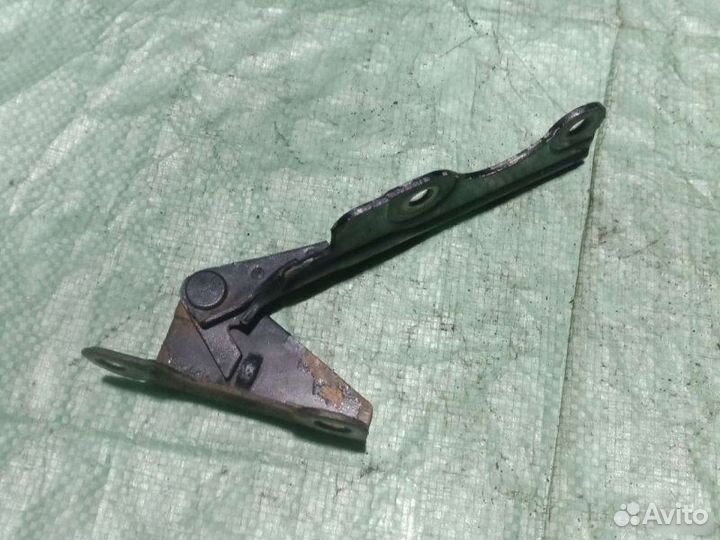 Петля капота левая Mitsubishi Galant 7 1995