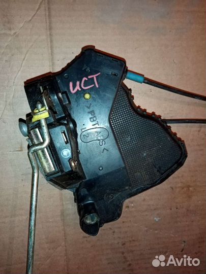 Замок двери передний левый Toyota Ist