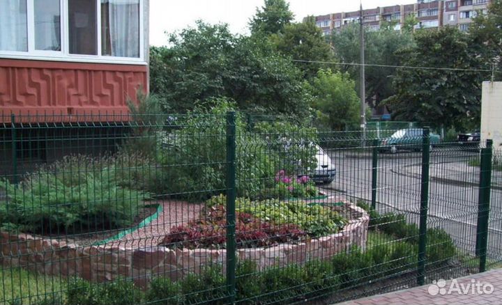 Забор из 3D сетки с металлическими столбами под кл