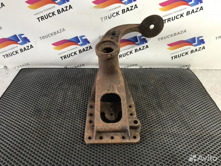 81432155194 Кронштейн реактивной тяги правый