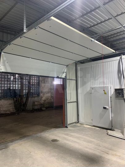 Отдельно стоящее здание с навесом, 300 м²