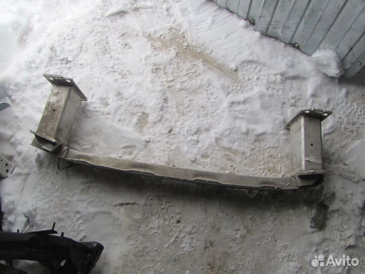 Усилитель бампера передний Volkswagen Touareg 3