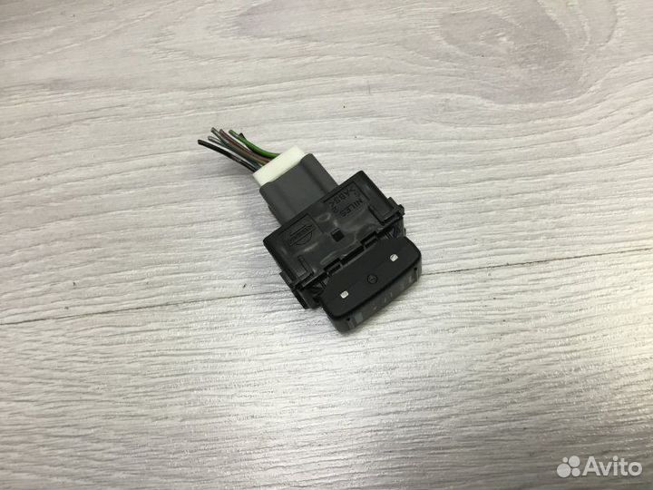 Кнопка выключатель Nissan Navara 2.5 2008