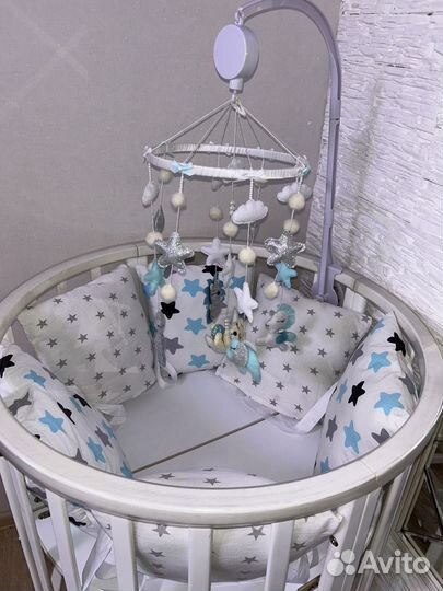 Детская кроватка с маятником