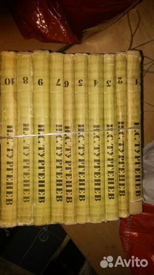 Тома книг
