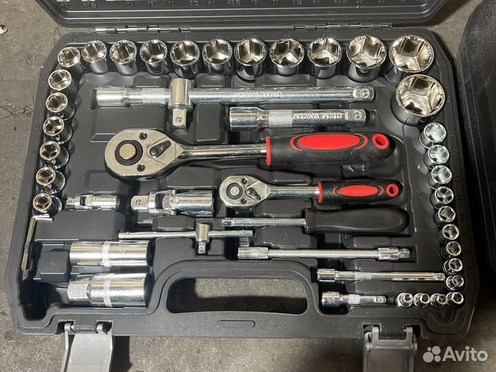 Набор инструментов для авто в чемодане 94