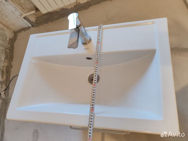 Раковина с тумбой и смесителем