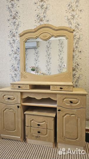 Трюмо с зеркалом