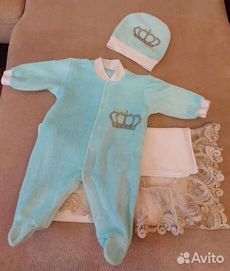 Очень красивый велюровый комплект на выписку