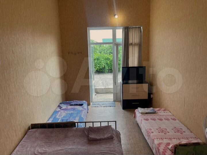 Комната 27 м² в 5-к., 1/3 эт.