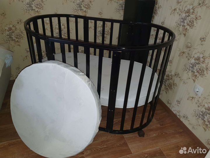 Детская кроватка с маятником круглая