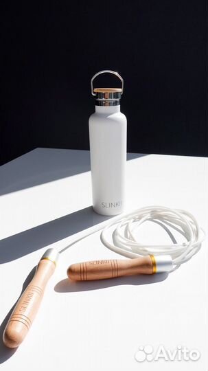 Белая бутылка для воды из нержавеющей стали. Новая