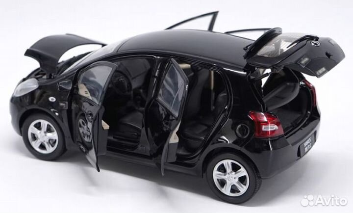 Дилерская модель Toyota Vitz (Yaris). 1:18