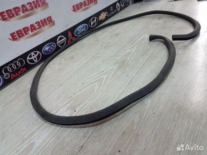 Уплотнительная резинка двери багажника задняя