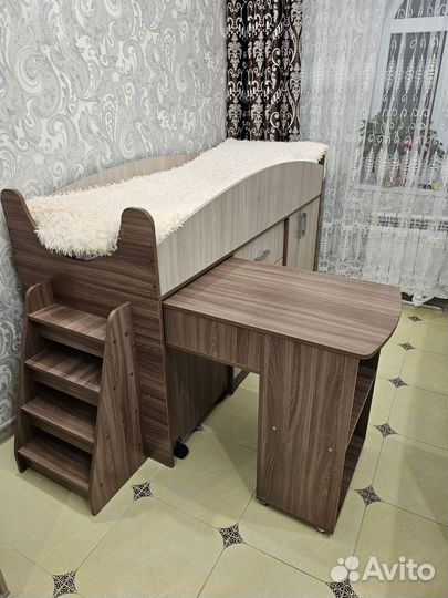 Детская кровать чердак со столом и шкафом