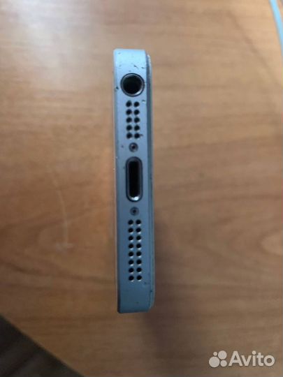 Телефон iPhone se 2016 32gb