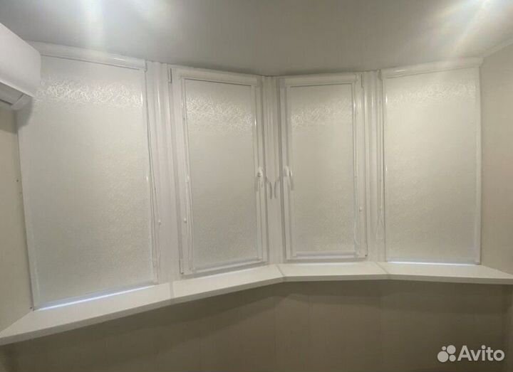 Рулонные шторы в коричневом коробе F7922