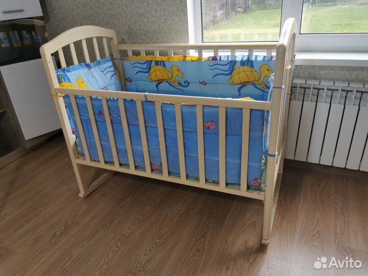 Детская кроватка с маятником