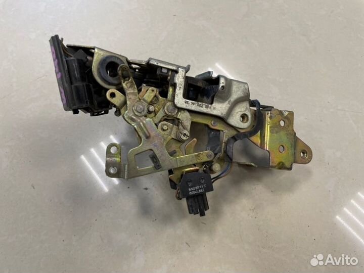 Замок боковой двери передний правый Mercedes-Benz