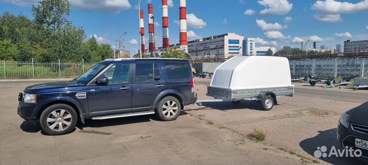 Автомобильный прицеп с пластиковой крышкой