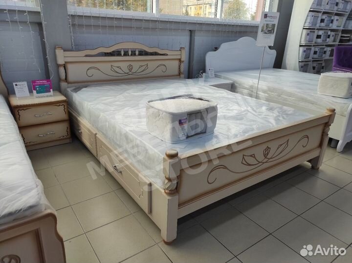 Кровать массив