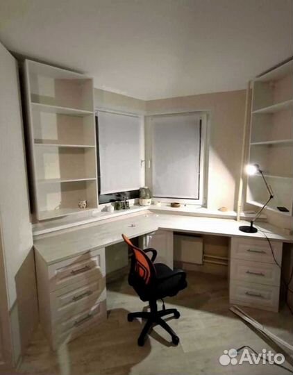 Детская рабочая зона у окна