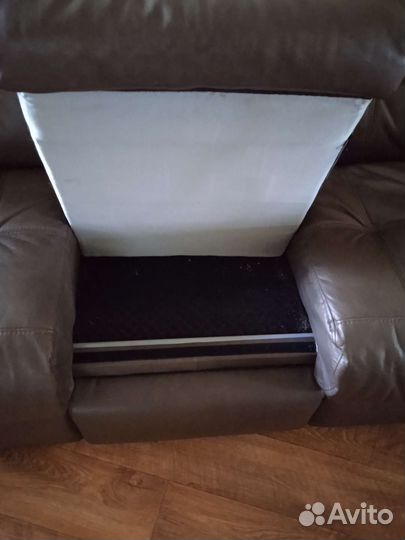 Кожаный диван