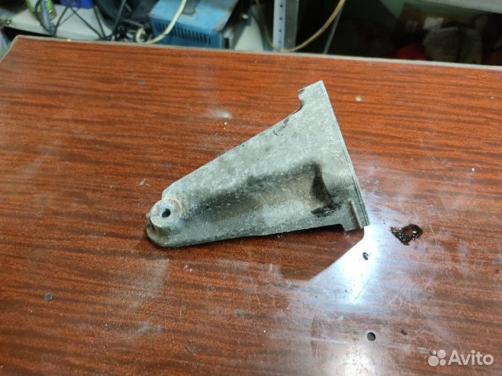 Кронштейн двигателя правый Mercedes-Benz C-Класс