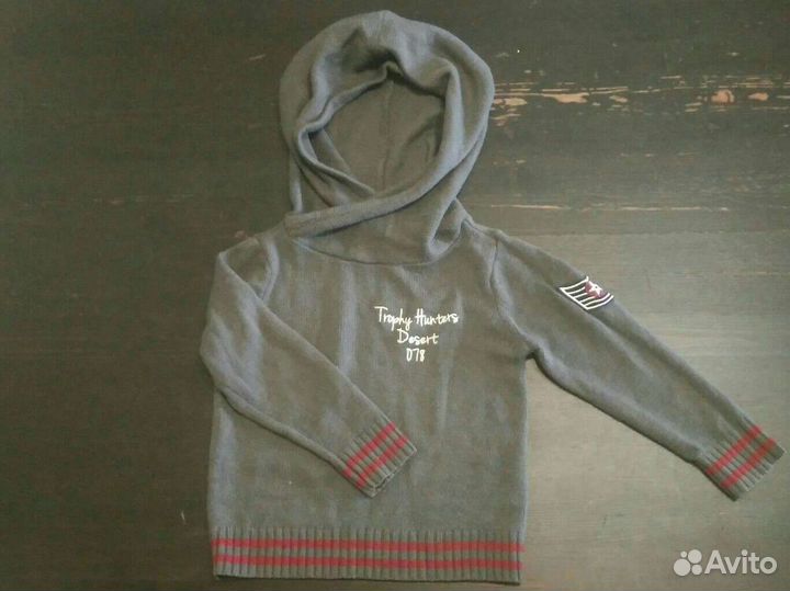 Стильный свитерок с капюшоном