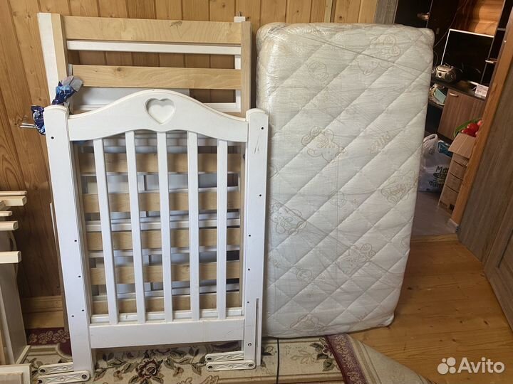 Детская кроватка с маятником и матрасом