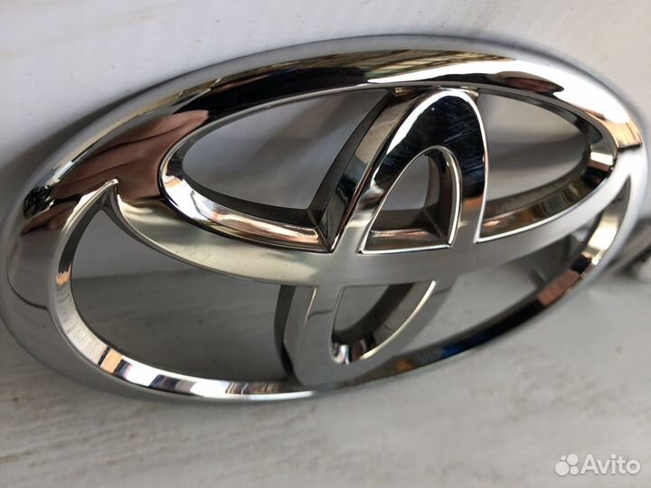 Toyota Camry V70 Эмблема